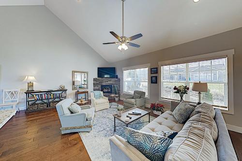 New Listing! Modern Mountain-View Getaway with Deck home - image 5