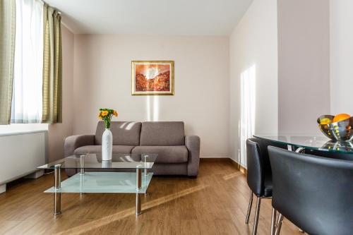 One-Bedroom Apartment with Balcony and Sea View image 4