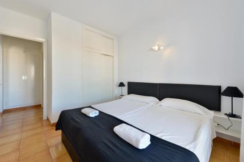 Apartamentos San Antonio Beach - image 2