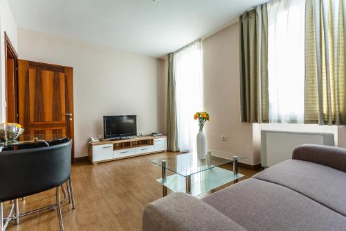 One-Bedroom Apartment with Balcony and Sea View image 10