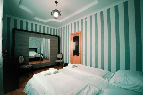 1 king bed, 2 double beds