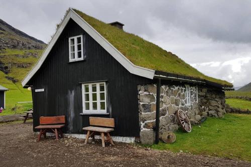 Turf house in Saksun with panoramic view