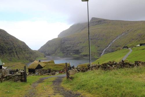 Dintorni, Turf house in Saksun with panoramic view in Gjogv