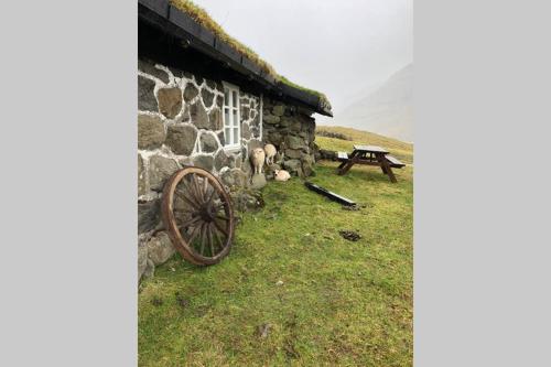 Giardino, Turf house in Saksun with panoramic view in Gjogv