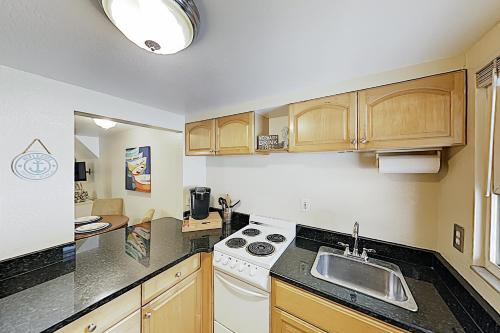 New Listing! Shoreside Condo - Walk to Waves condo - image 7
