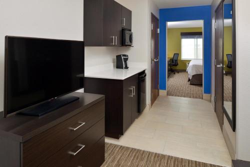 Holiday Inn Express & Suites Pueblo an IHG Hotel - image 9