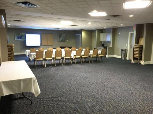 Best Western Plus Kalamazoo Suites - image 8