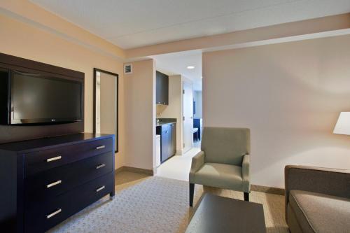 Holiday Inn Express Hotel & Suites Ottawa West-Nepean, an IHG Hotel