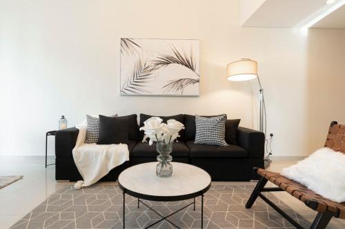 Modern Apartment near the Beach sleeps 4 by GuestReady - main image