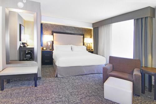 Standard King Room image 8