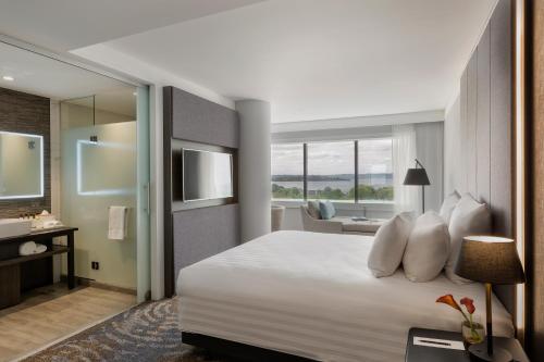 Pullman Rotorua Room Type - Superior King Room with Lake View