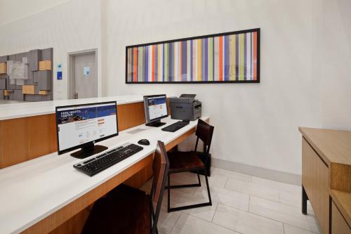 Holiday Inn Express & Suites Rancho Mirage - Palm Spgs Area, an IHG Hotel