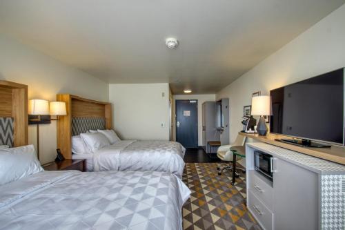 Queen Room with Two Queen Beds and Tub - Non-Smoking