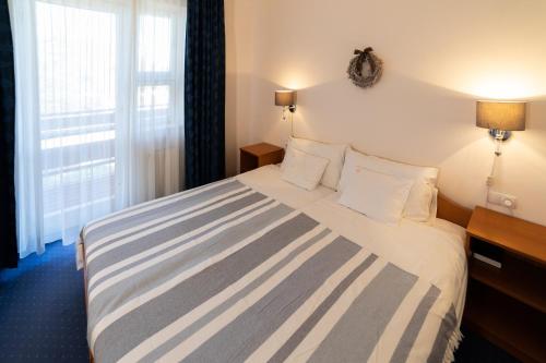 1 queen bed, 1 sofa bed