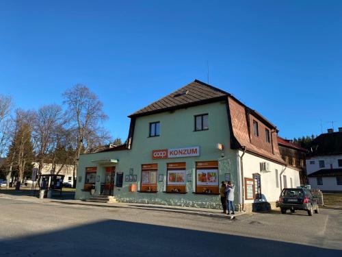 商店, Apartman u lesa, Srni 119 in 簡妮