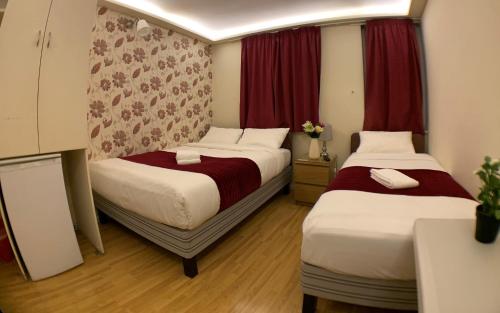 Barking Hotel - image 13