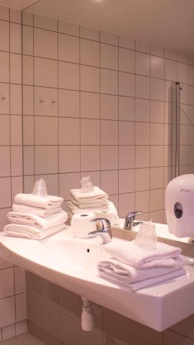 Bathroom, Hotel Montebello in Ullern