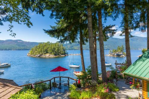 Tranquility Bay Waterfront Inn in Tuwanek (BC)
