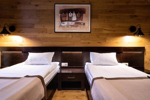 2 twin beds