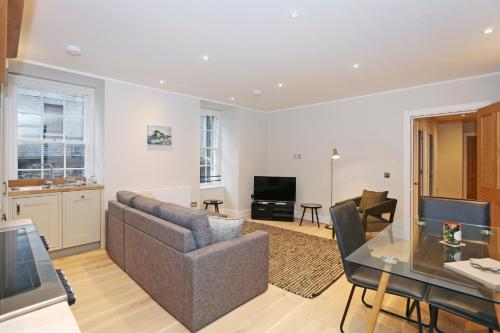JOIVY Modern and Airy flat on the Historic Royal Mile, Edinburgh (photo 9)