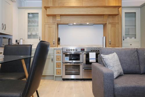 JOIVY Modern and Airy flat on the Historic Royal Mile, Edinburgh (photo 7)
