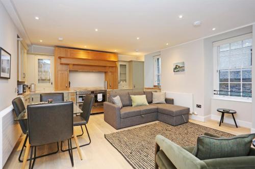 JOIVY Modern and Airy flat on the Historic Royal Mile, Edinburgh