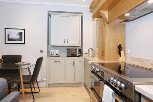 JOIVY Modern and Airy flat on the Historic Royal Mile, Edinburgh (photo 8)