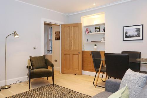 JOIVY Modern and Airy flat on the Historic Royal Mile, Edinburgh (photo 10)
