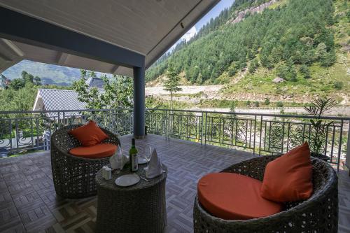 Balcony/terrace, The Highland Park (A Centrally Heated River Side Resort) in Palchan