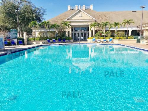 COZY 4-BEDROOM TOWNHOME IN A VACATION RESORT near DISNEY-ORLANDO in Kissimmee, USA