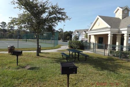 BEAUTIFUL 4-BEDROOM TOWNHOUSE IN A VACATION RESORT near DISNEY