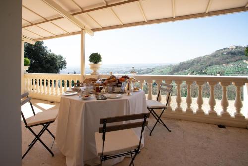 Alfresco luxury Villa with Heated pool in Nievole