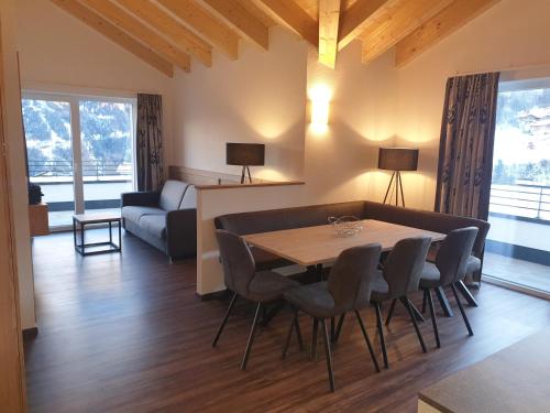 2 bedrooms, 4 beds