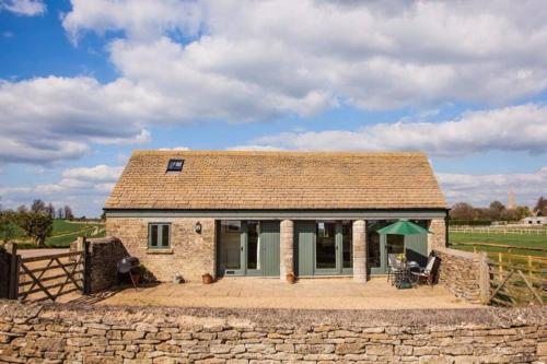 Secluded Romantic Cotswolds Barn - Sleeps 2 To 4 - Near Cirencester - Dog Friendly