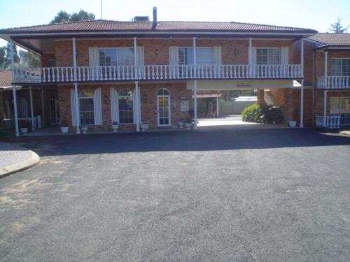 a large brick building with a large window, Coachmans Rest Motor Lodge in Coonabarabran