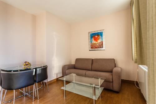 One-Bedroom Apartment with Balcony and Sea View image 8
