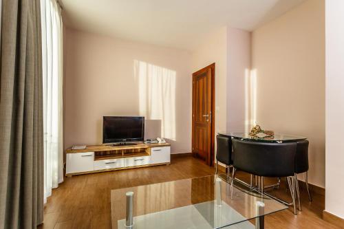 One-Bedroom Apartment with Balcony and Sea View image 7