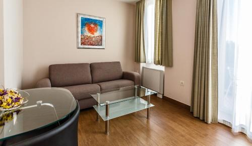One-Bedroom Apartment with Balcony and Sea View image 9