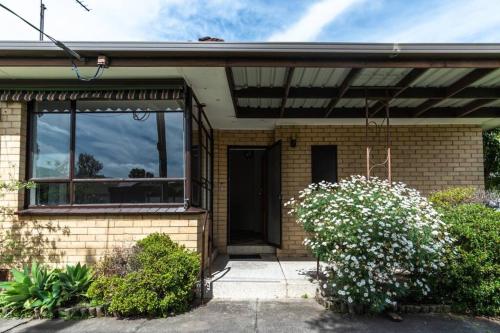 Fantastic Three Bedroom Home Close to City and Airport in Fawkner