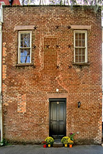 Comfy Carriage House Steps from the River