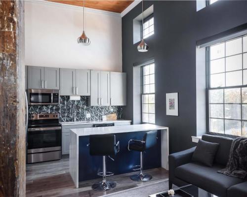 Luxe LF Square 2BR with Rooftop by Zencity - image 2