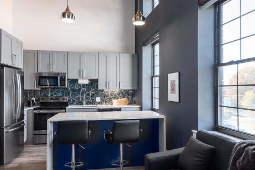 Luxe LF Square 2BR with Rooftop by Zencity - image 12