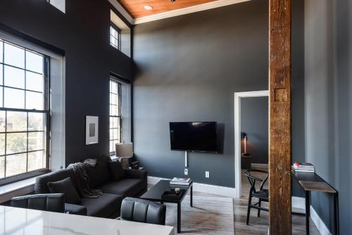 Luxe LF Square 2BR with Rooftop by Zencity - main image