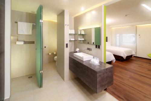 238855726 Holiday Inn Express Mexico Aeropuerto by IHG