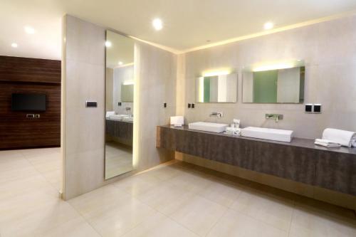 238855850 Holiday Inn Express Mexico Aeropuerto by IHG