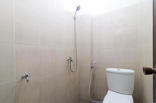 Bathroom, Hotel Omah Ampel Syariah near Jalesveva Jayamahe Monument