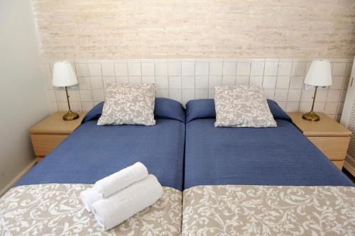 The Wall of the Alcázar Palace - image 12