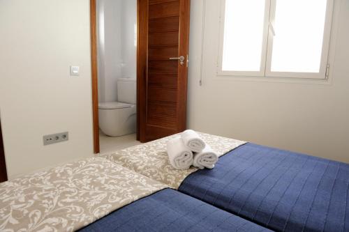 The Wall of the Alcázar Palace - image 3