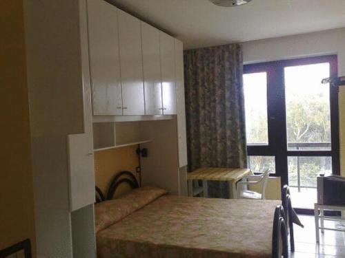 2 twin beds, 1 sofa bed