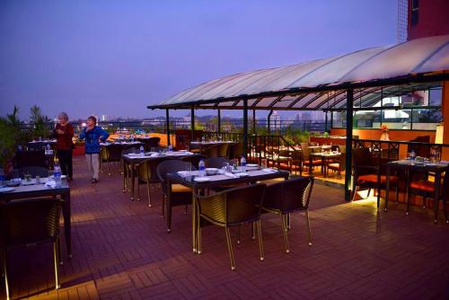 Restaurant, South Park Hotel in Thiruvananthapuram